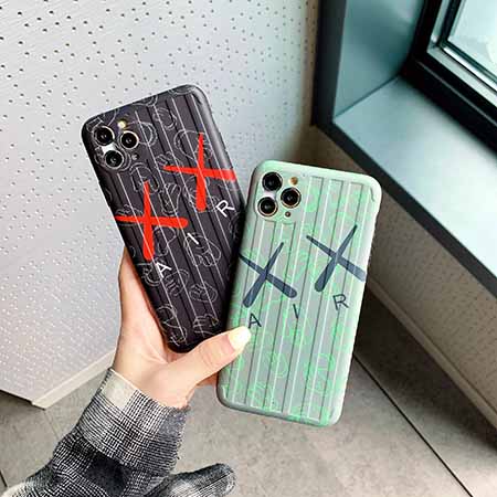 アイフォン12 Kaws カバー カップル