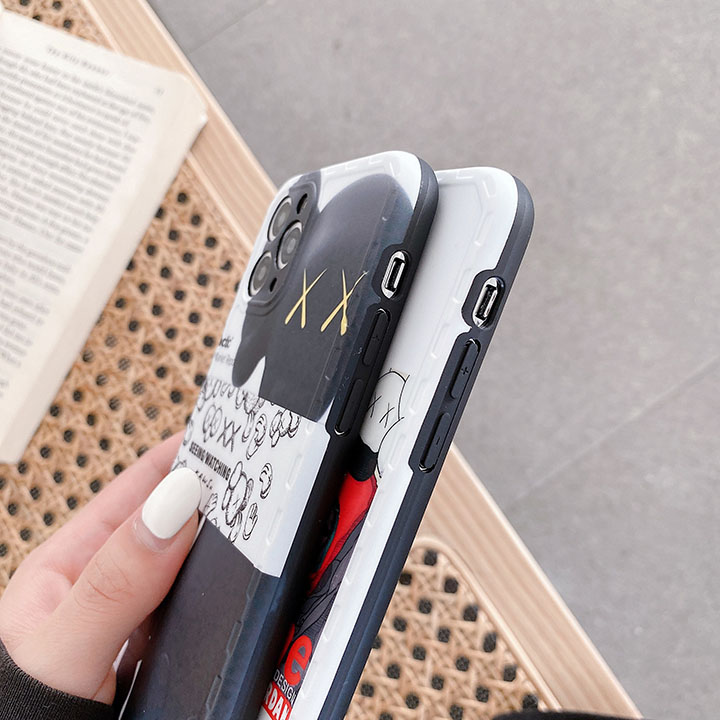 セレブ愛用 Kaws iPhoneXS Maxカバー 